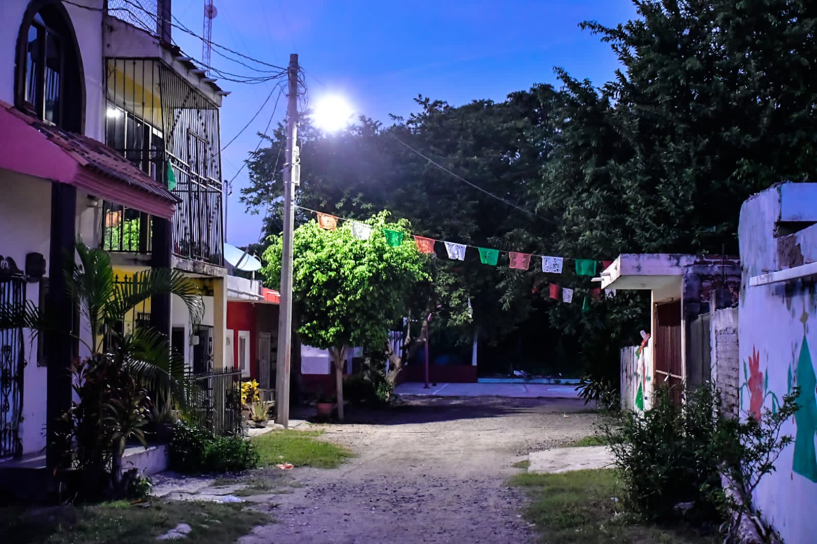 ¡Les llegó la luz! Ayuntamiento de Mazatlán instala 70 lámparas LED en El Guayabo