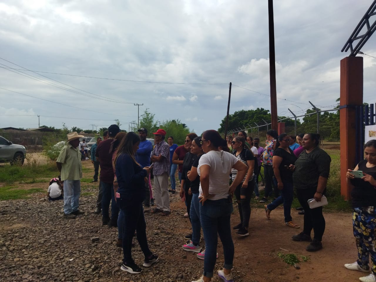 Por irregularidades y malas condiciones, padres toman las instalaciones de la secundaria en Gato de Lara, Angostura
