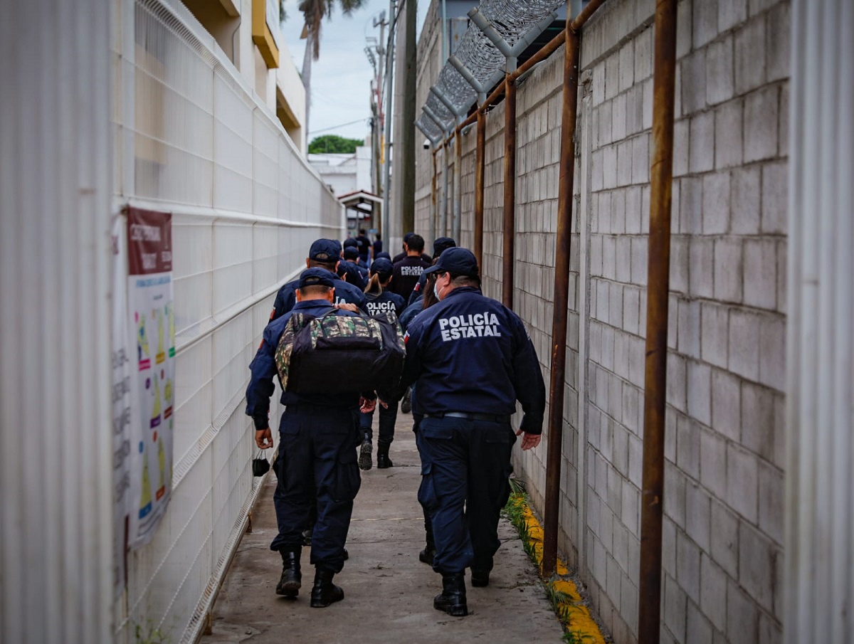 Policías estatales en la penitenciaria de Aguaruto, en Culiacán