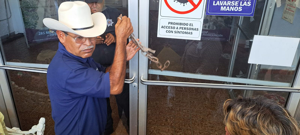 Policías jubilados de Guasave levantan plantón en el Palacio Municipal