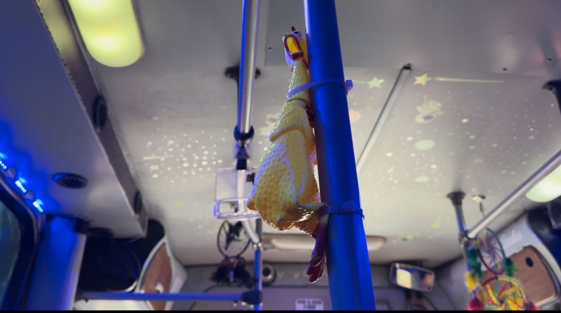 Se vuelve atracción camión en Mazatlán, para bajar debes ‘apachurrar’ el pollo