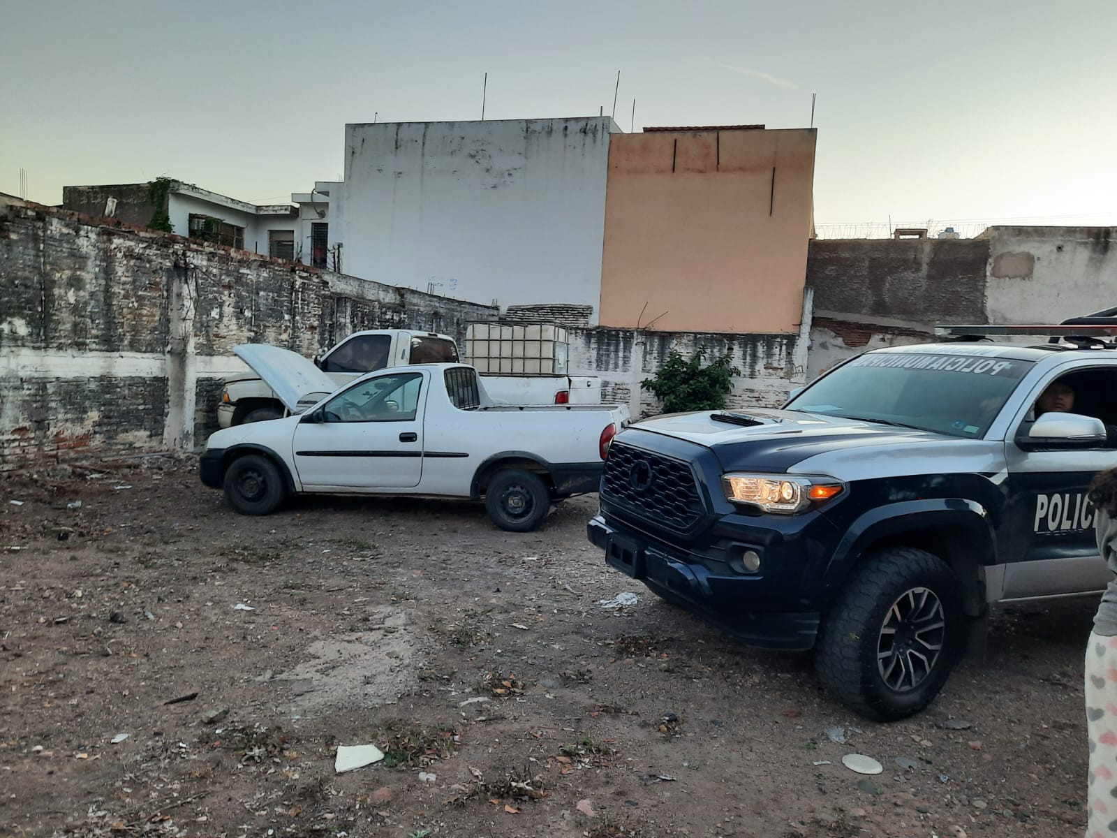 ¡Contra la pared! Presunto ladrón es aplastado por carro al que le robaba cableado, en Culiacán