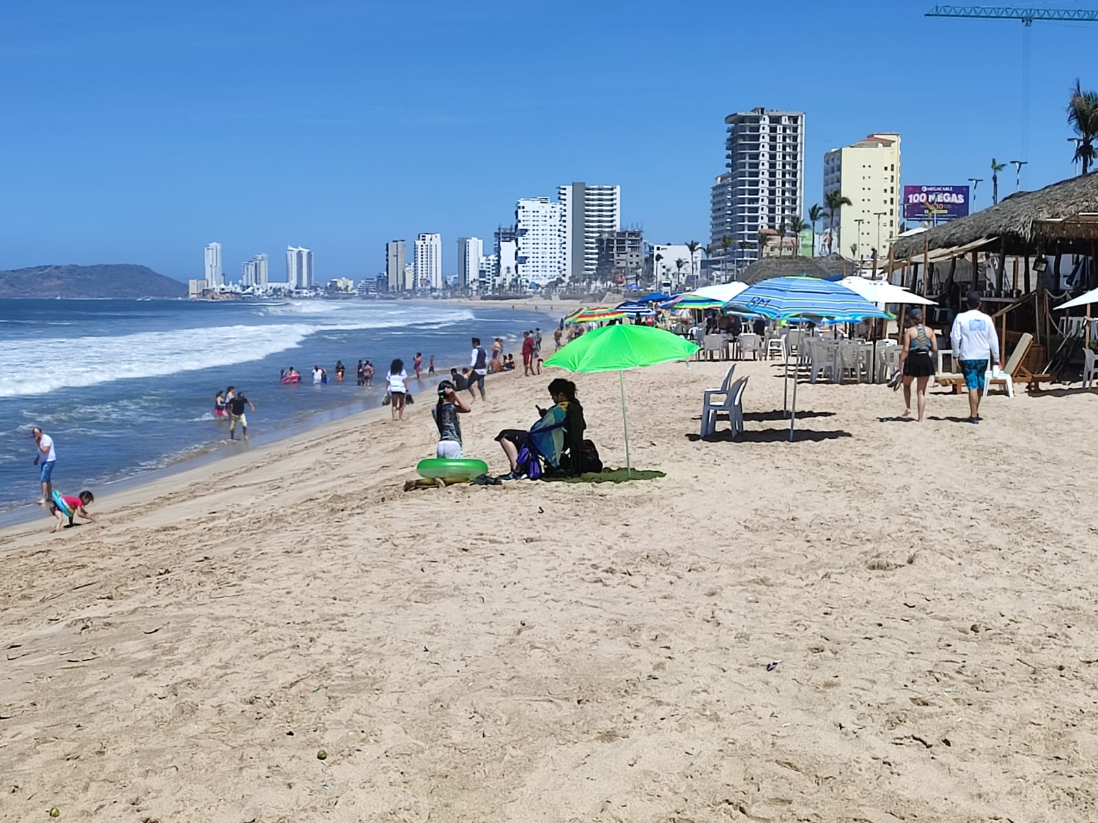 ¡Todos a la playa! Reabren zona costera en Mazatlán, tras calmarse el viento