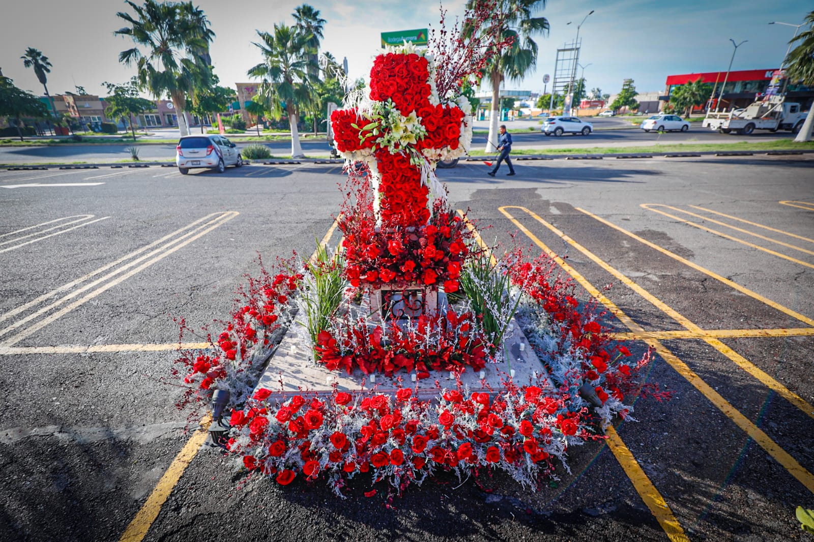 Con impecables rosas rojas y blancas, decoran el cenotafio del hijo de ‘El Chapo’ Guzmán en Culiacán