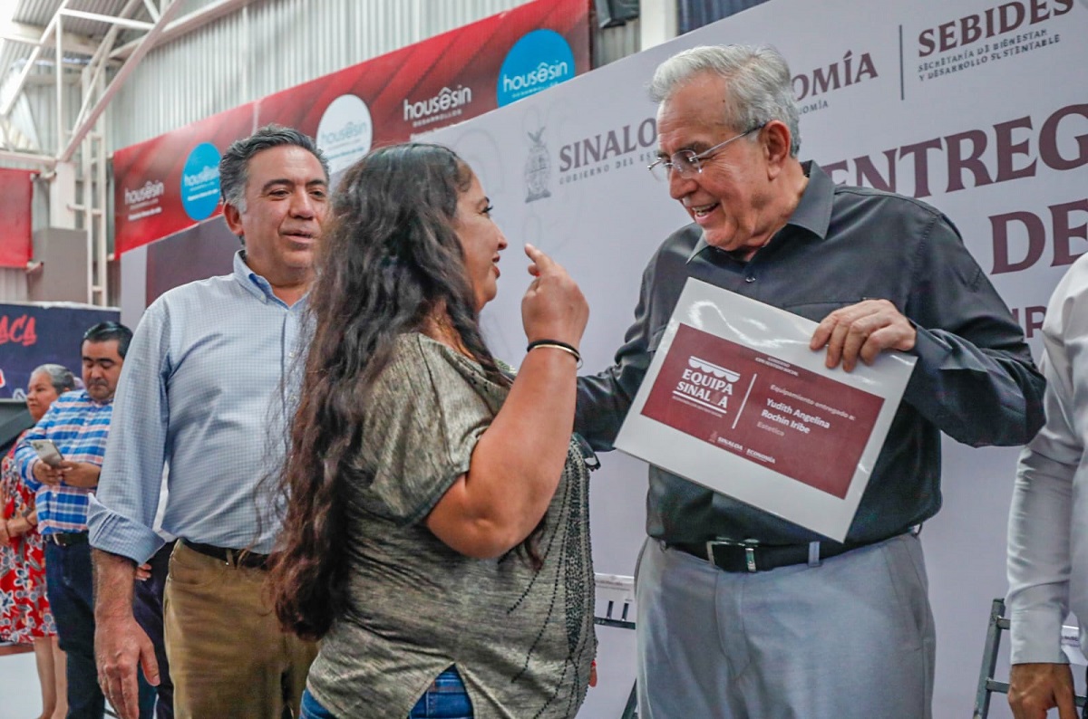 Entrega Rocha obras, títulos de propiedad y equipos para emprendedores en Badiraguato