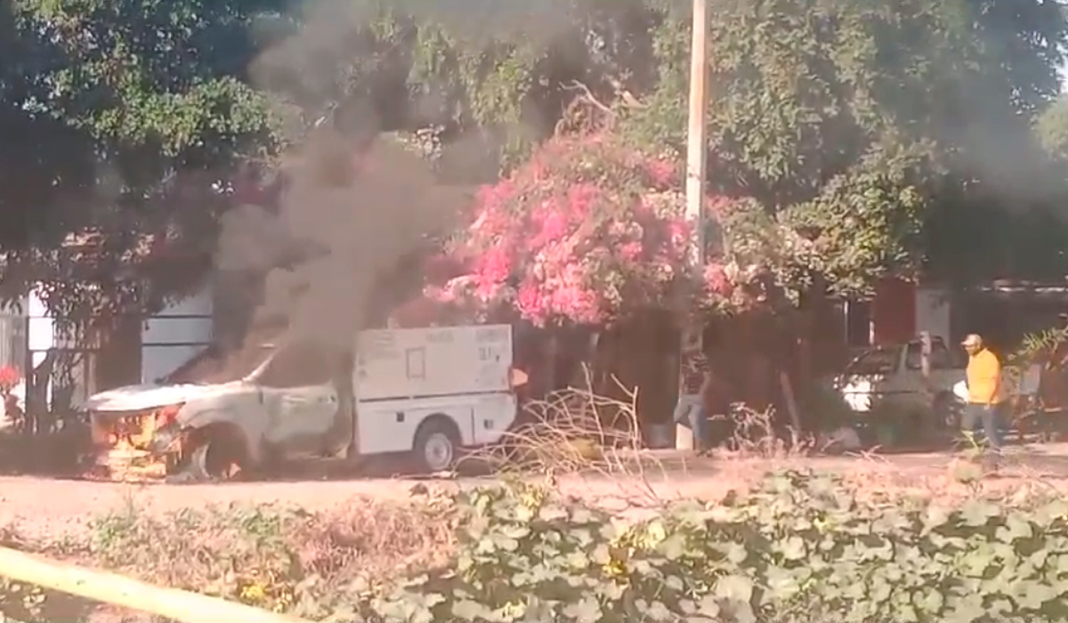 Se incendia camioneta cargada con tanques de gas en El Fuerte