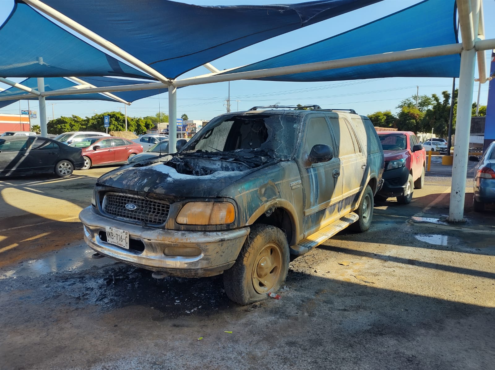 Se incendia camioneta en el estacionamiento de un supermercado en Guasave