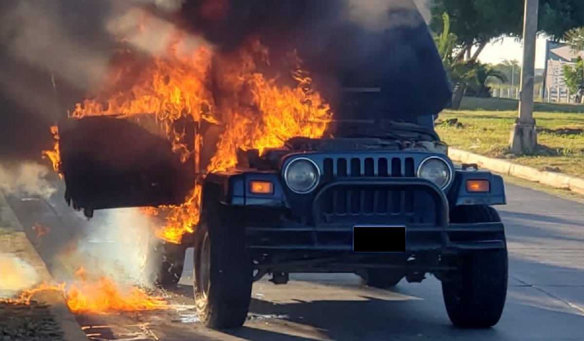 Se incendia vehículo sobre la avenida Paseo del Atlántico en Mazatlán