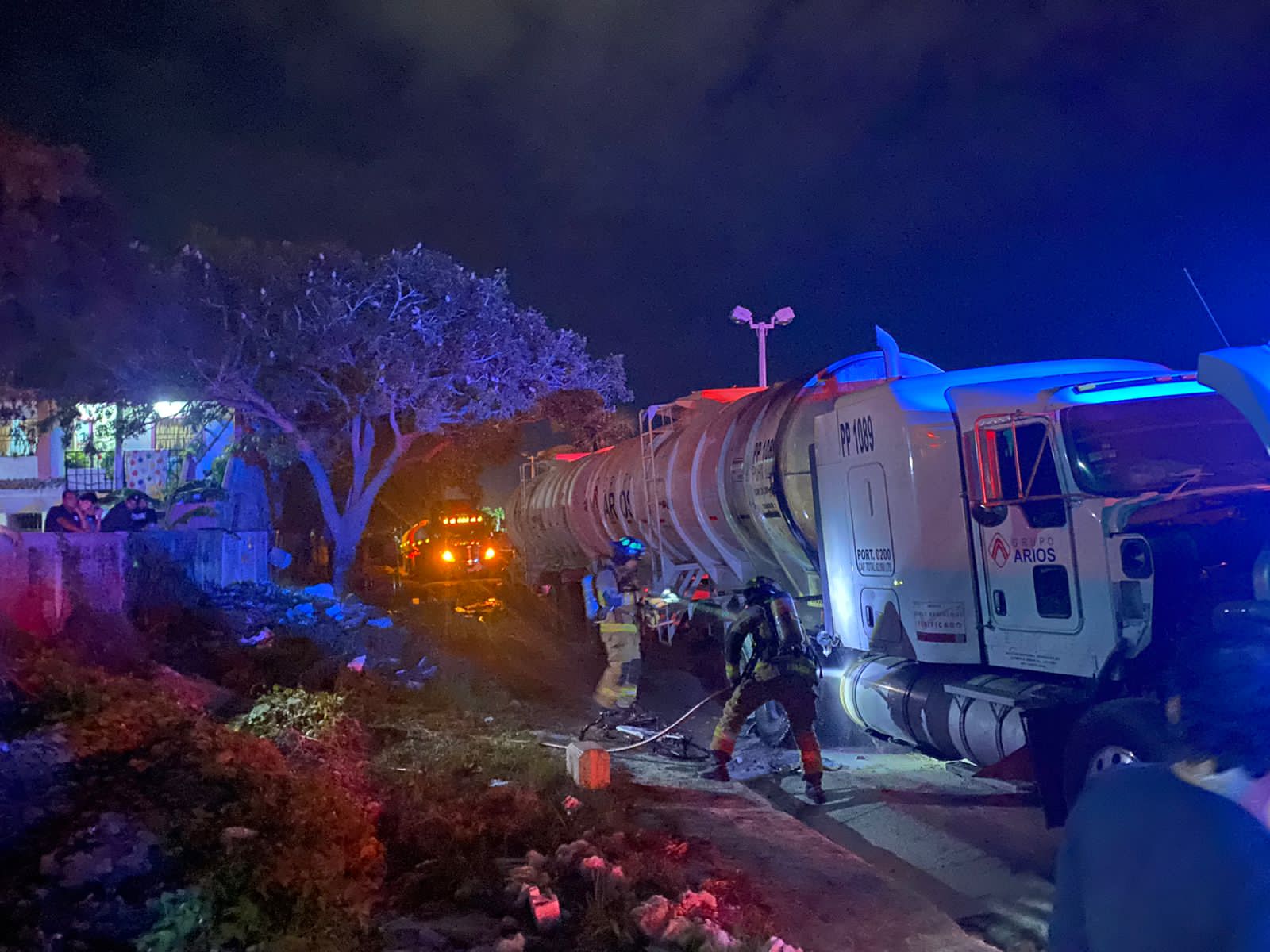 Se incendian llantas de pipa cargada de diésel en Mazatlán; el operador terminó con quemaduras