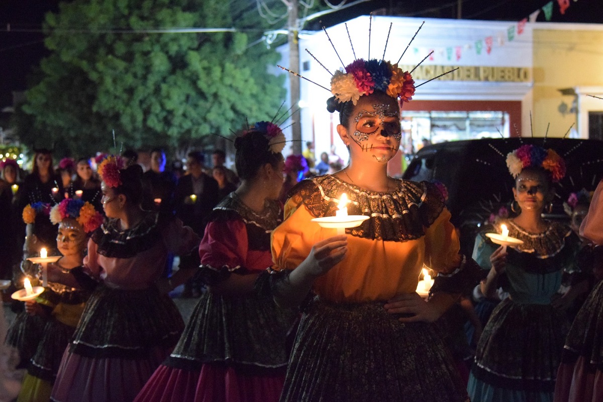 Desfilan las ‘calacas’ por calles del pueblo mágico de El Fuerte