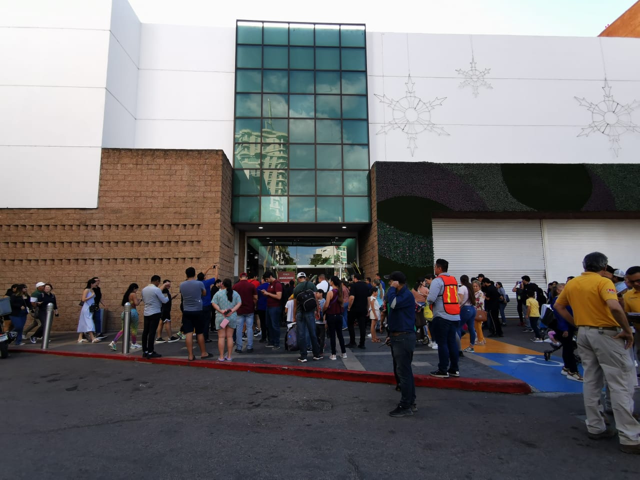 Realizan autoridades simulacro de evacuación en Plaza Forum en Culiacán