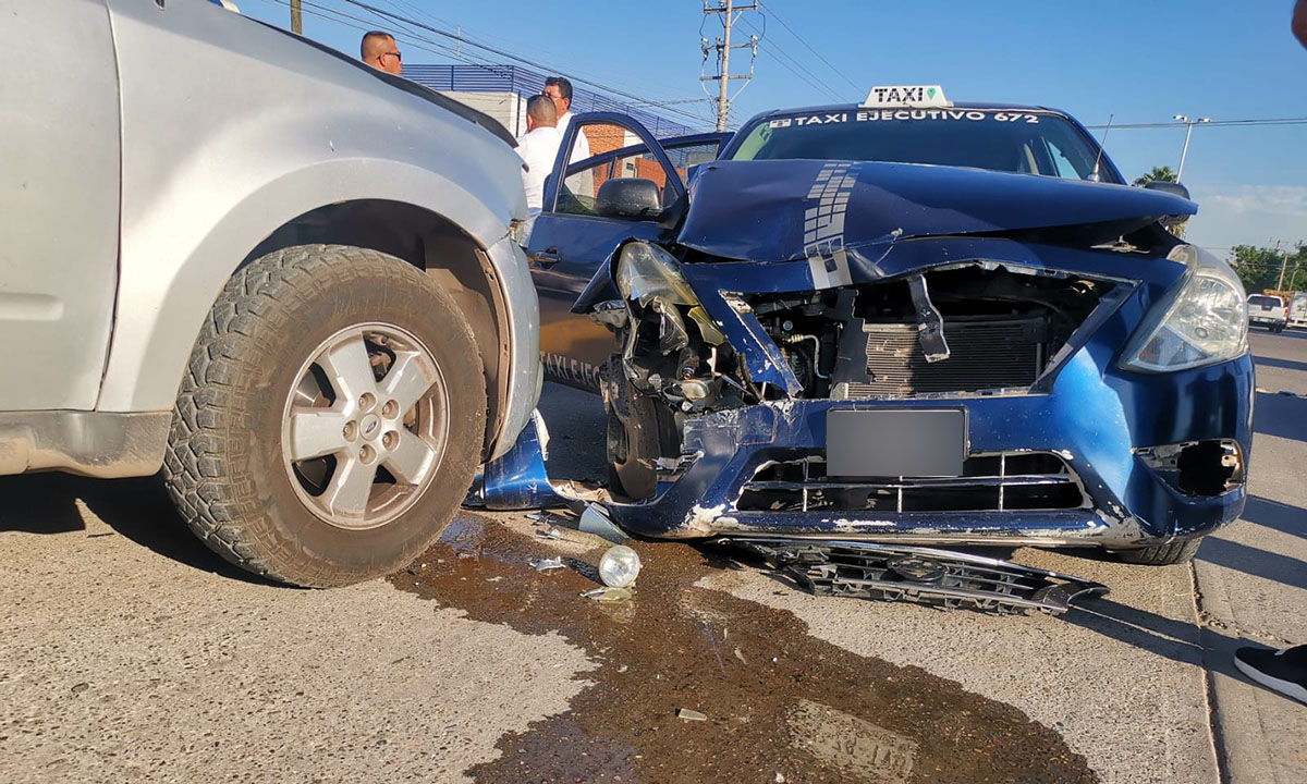 Taxista va dar al Hospital General de Los Mochis luego de sufrir un accidente vial en la colonia Romanillo