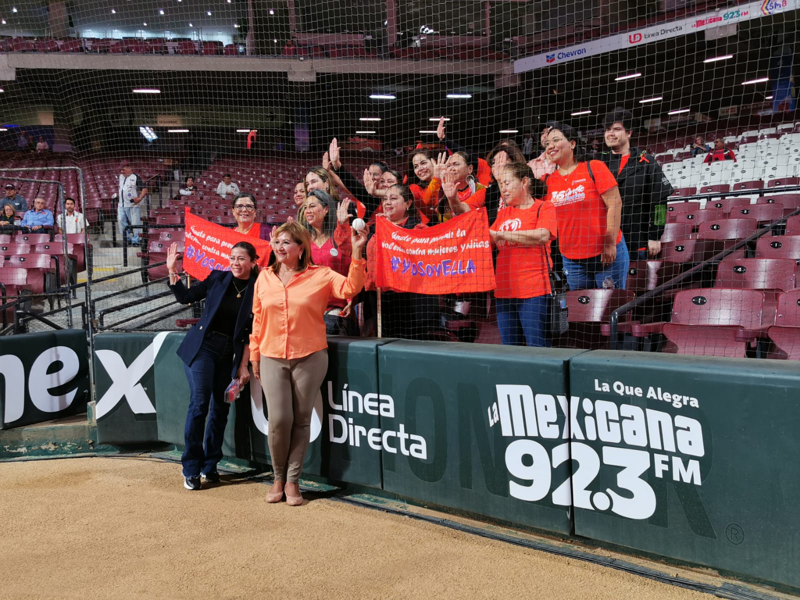 Por los 25 días de activismo contra la violencia a las mujeres lanza Tere Guerra la primera bola en el estadio Tomateros