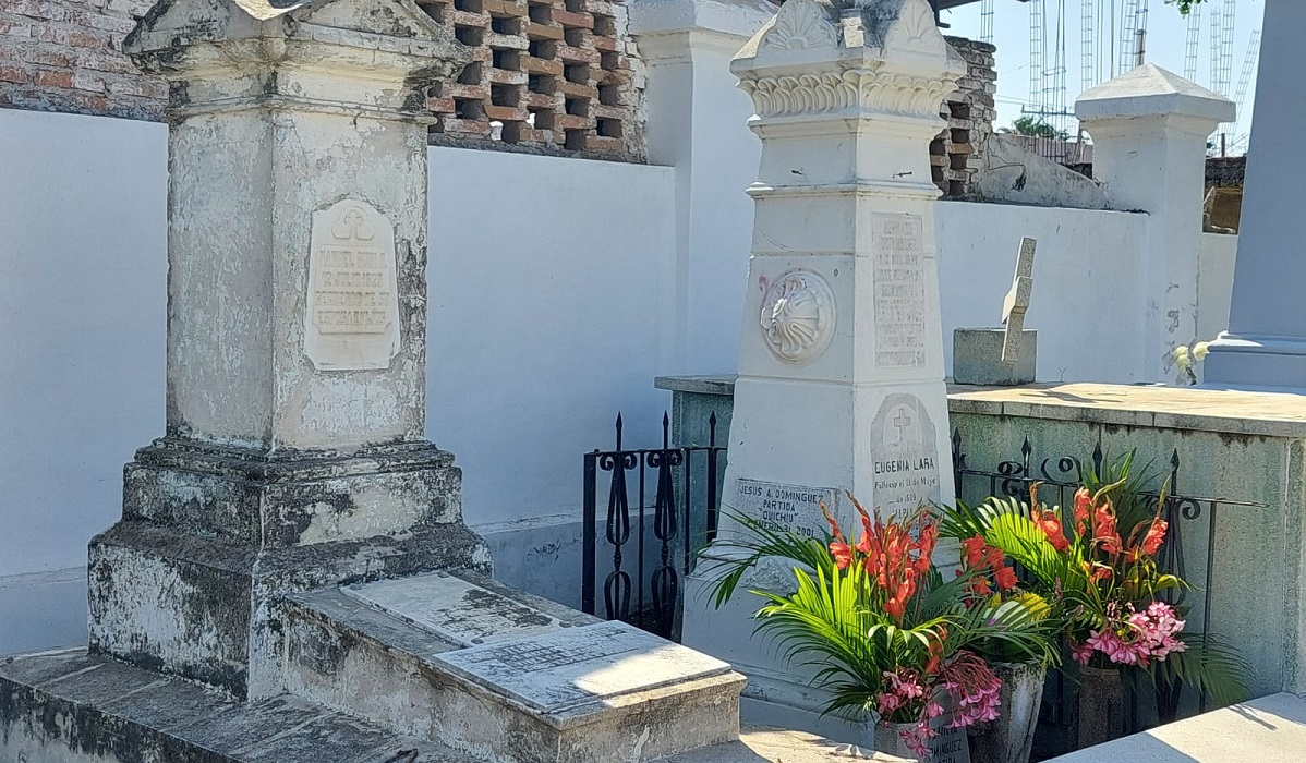 Familias mazatlecas deben pedir permiso al INAH para remodelar tumbas del panteón Ángela Peralta