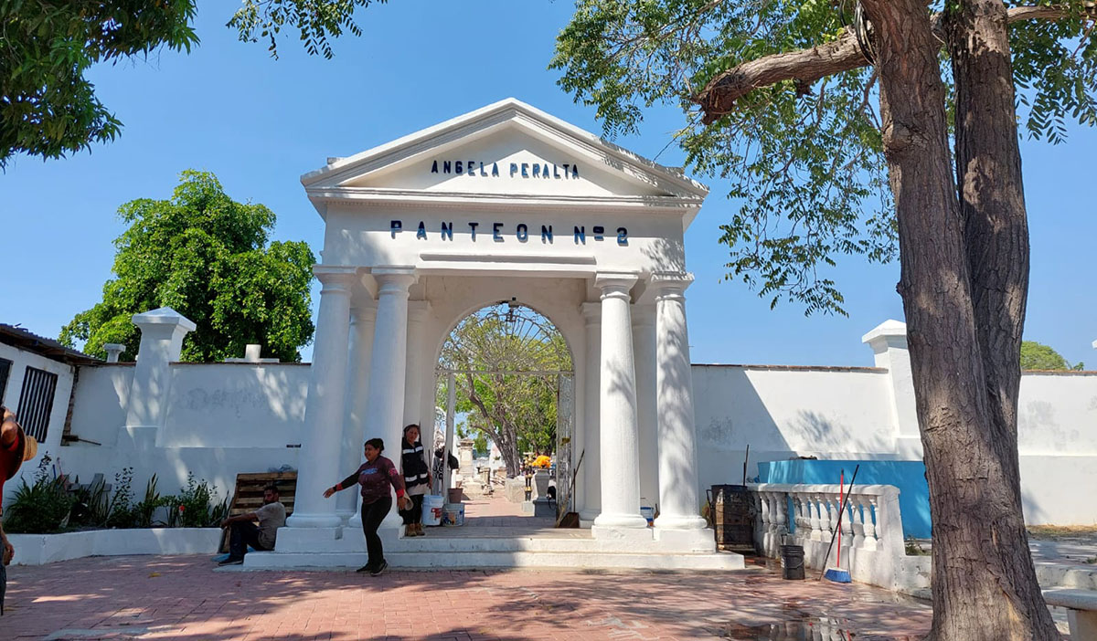 Tumbas de más de 150 años y leyendas esconde el Panteón Ángela Peralta de Mazatlán