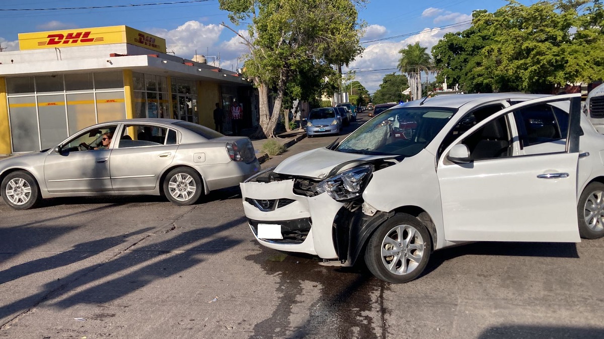 Mujer resulta lesionada en choque en el Centro de Los Mochis