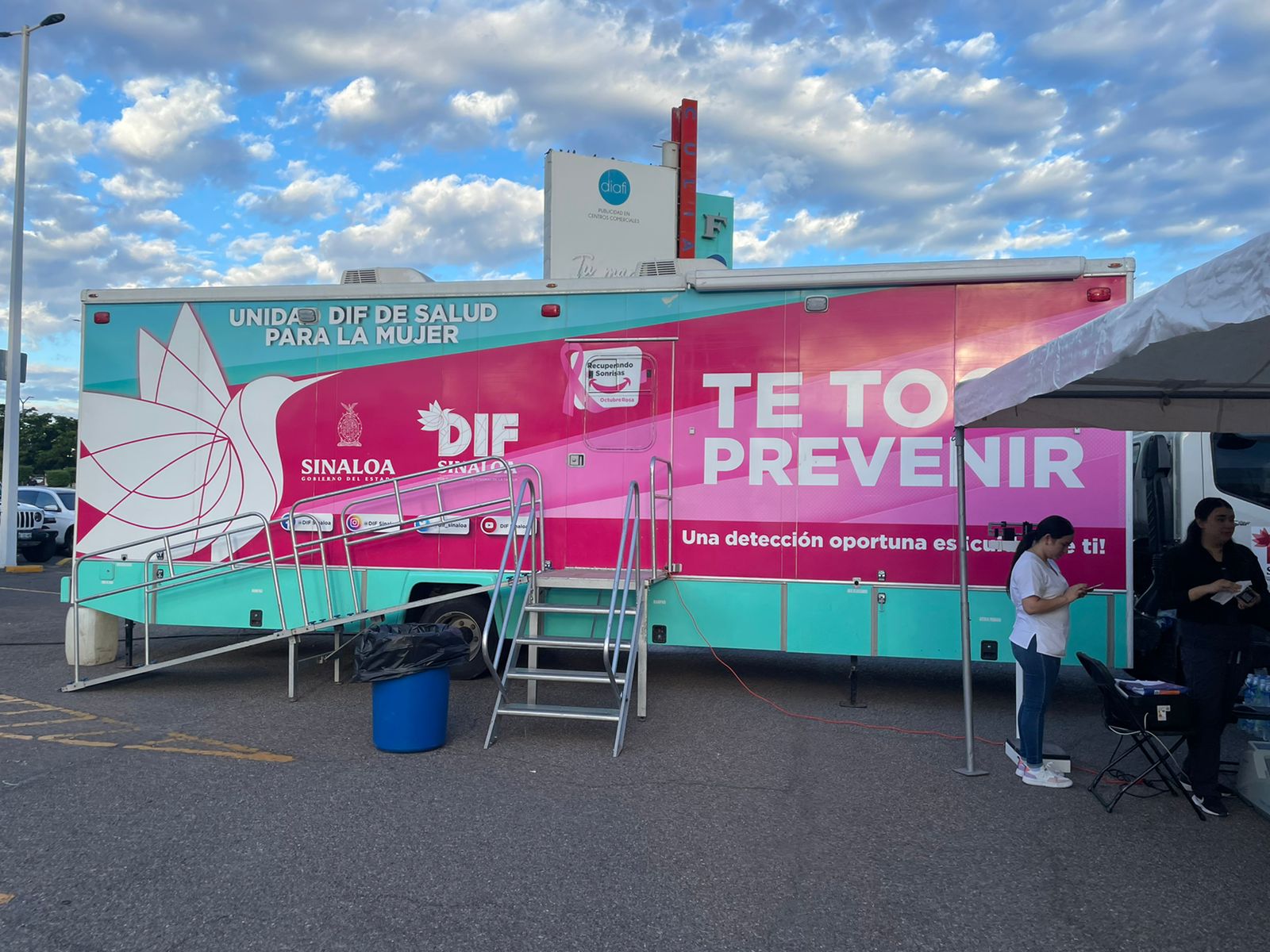 ¡Salvando vidas! Realiza DIF Sinaloa chequeos a mujeres durante Carrera Rosa 2023