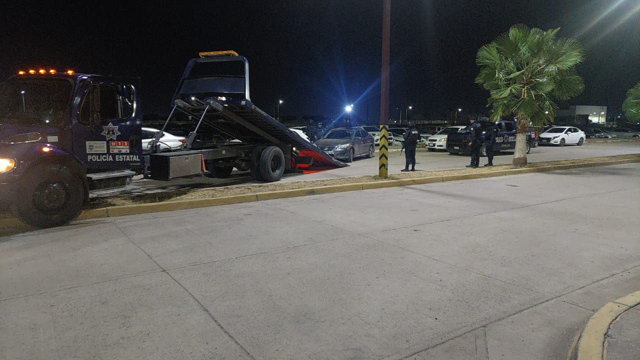 Grupo Élite de la PEP, ubica vehículo con reporte de robo en el estacionamiento de la Feria Ganadera de Culiacán