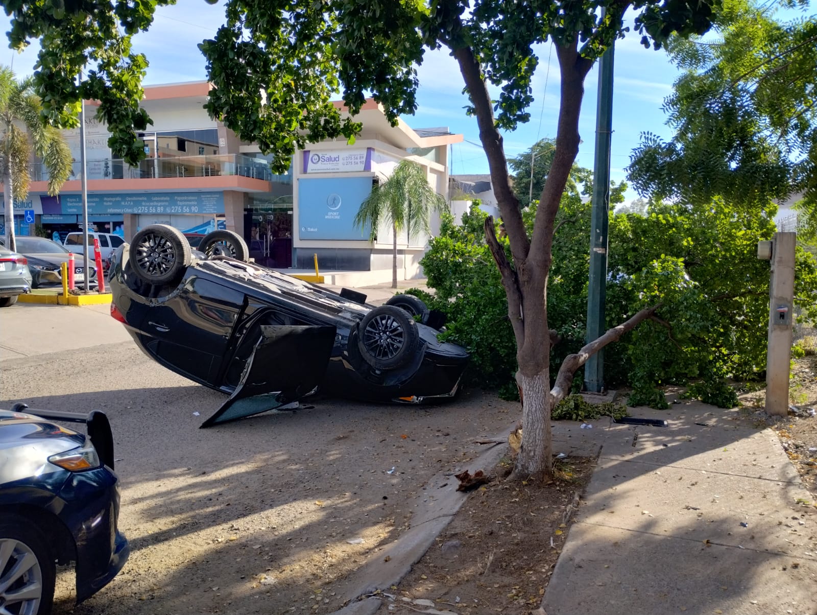 Conductor se da a la fuga tras volcadura en el fraccionamiento La Conquista de Culiacán