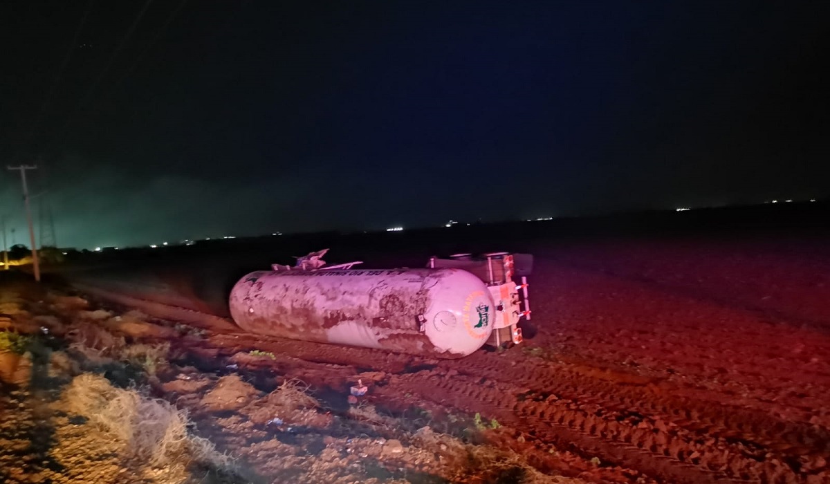 Vuelca pipa cargada con amoniaco en carretera Lateral 18, en Los Mochis