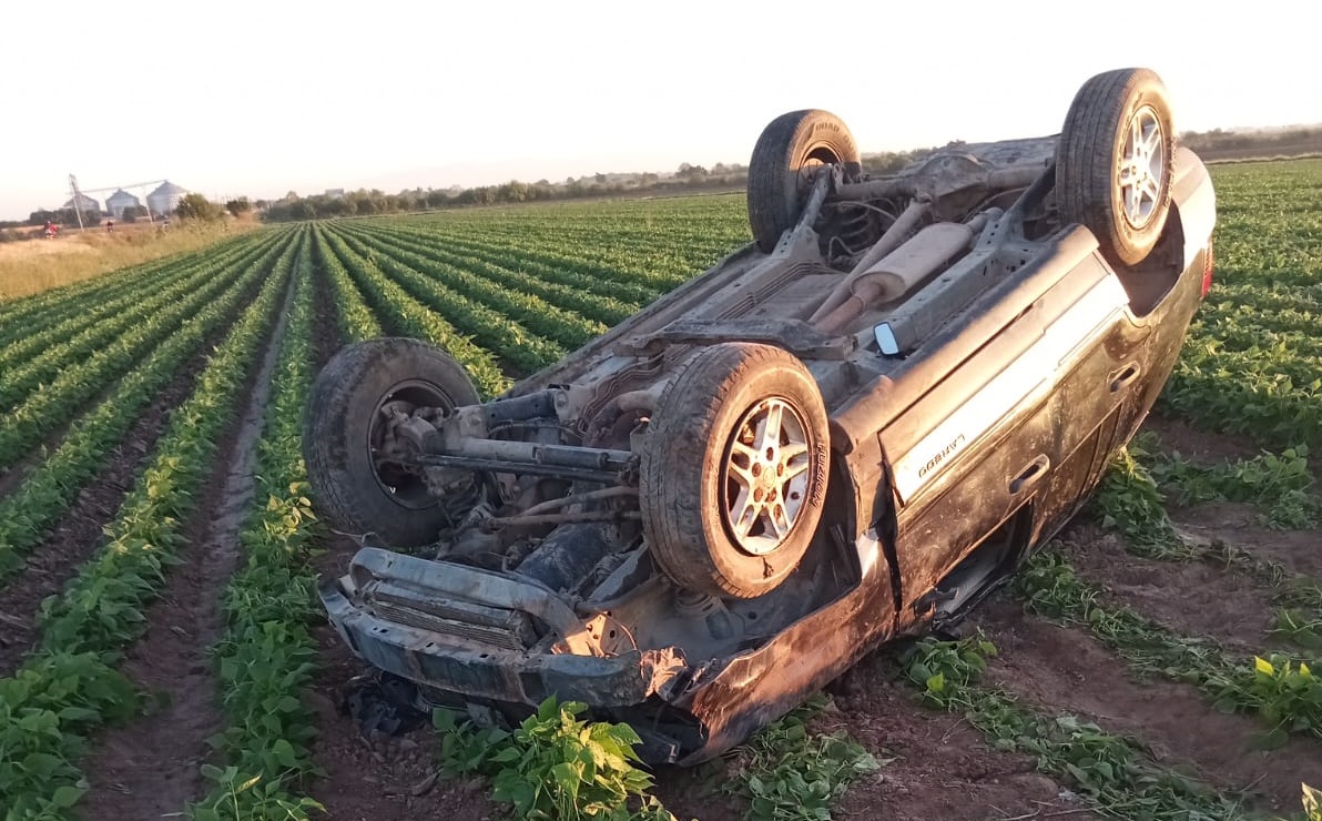 Abandonada y volcada, localizan una camioneta en Guasave