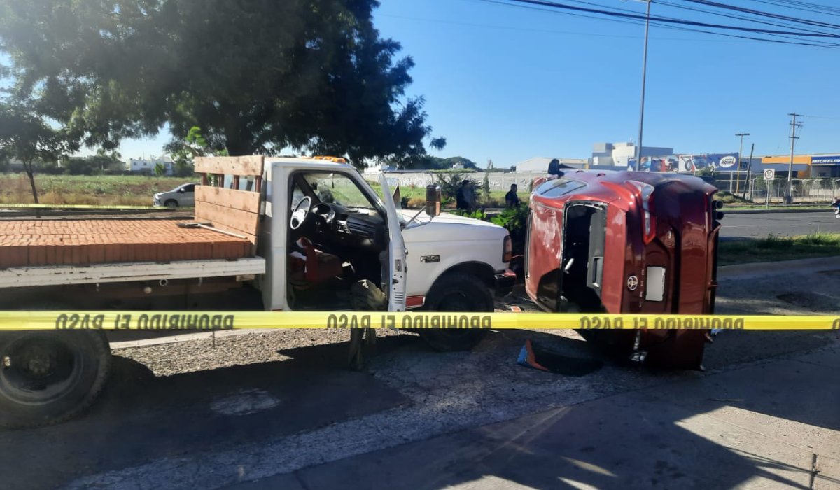 Dos hombres son arrollados por un vehículo frente a la privada Andalucía de Culiacán; uno muere