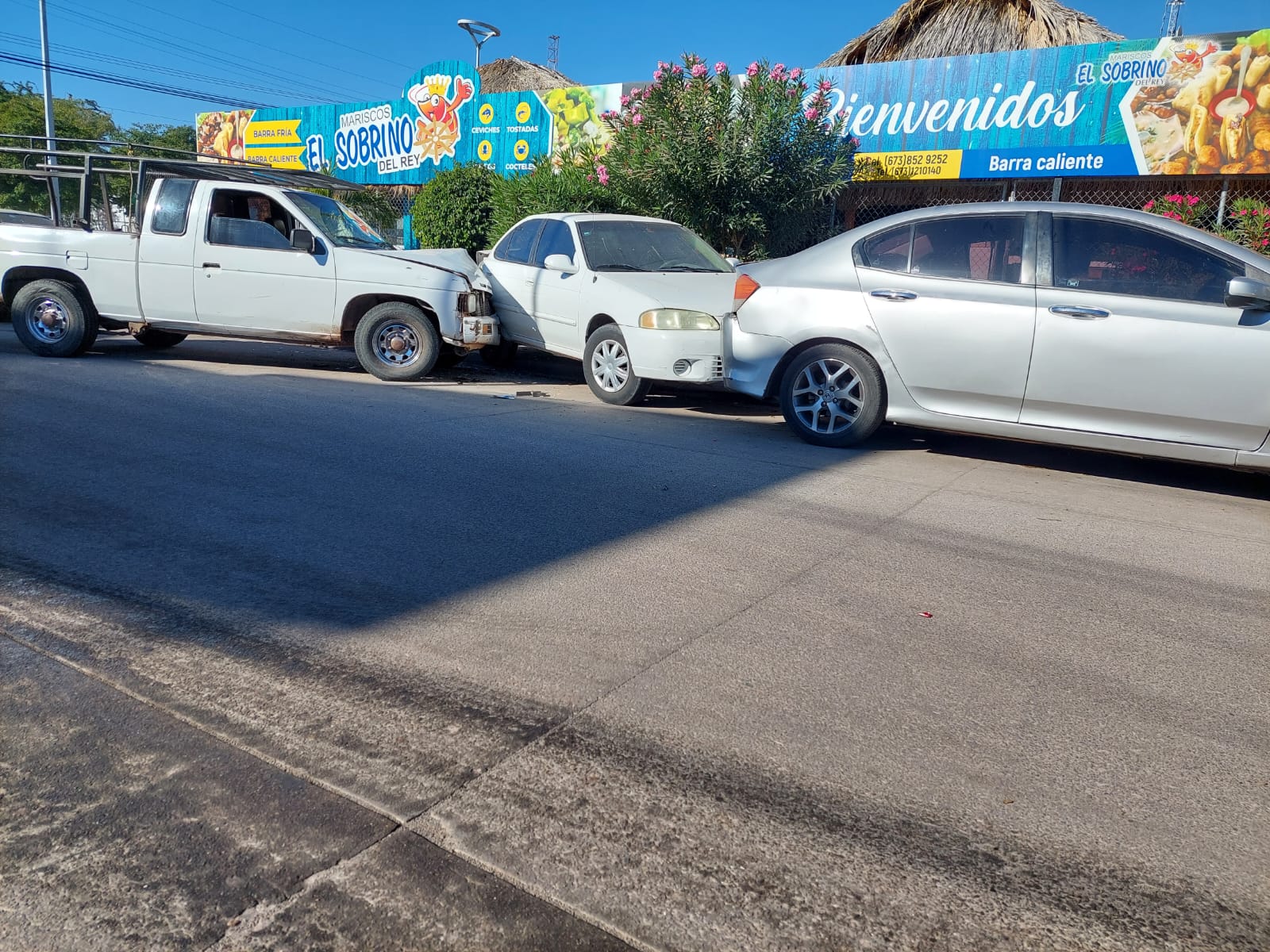 Accidente de autos deja cuantiosas pérdidas materiales en Guamúchil