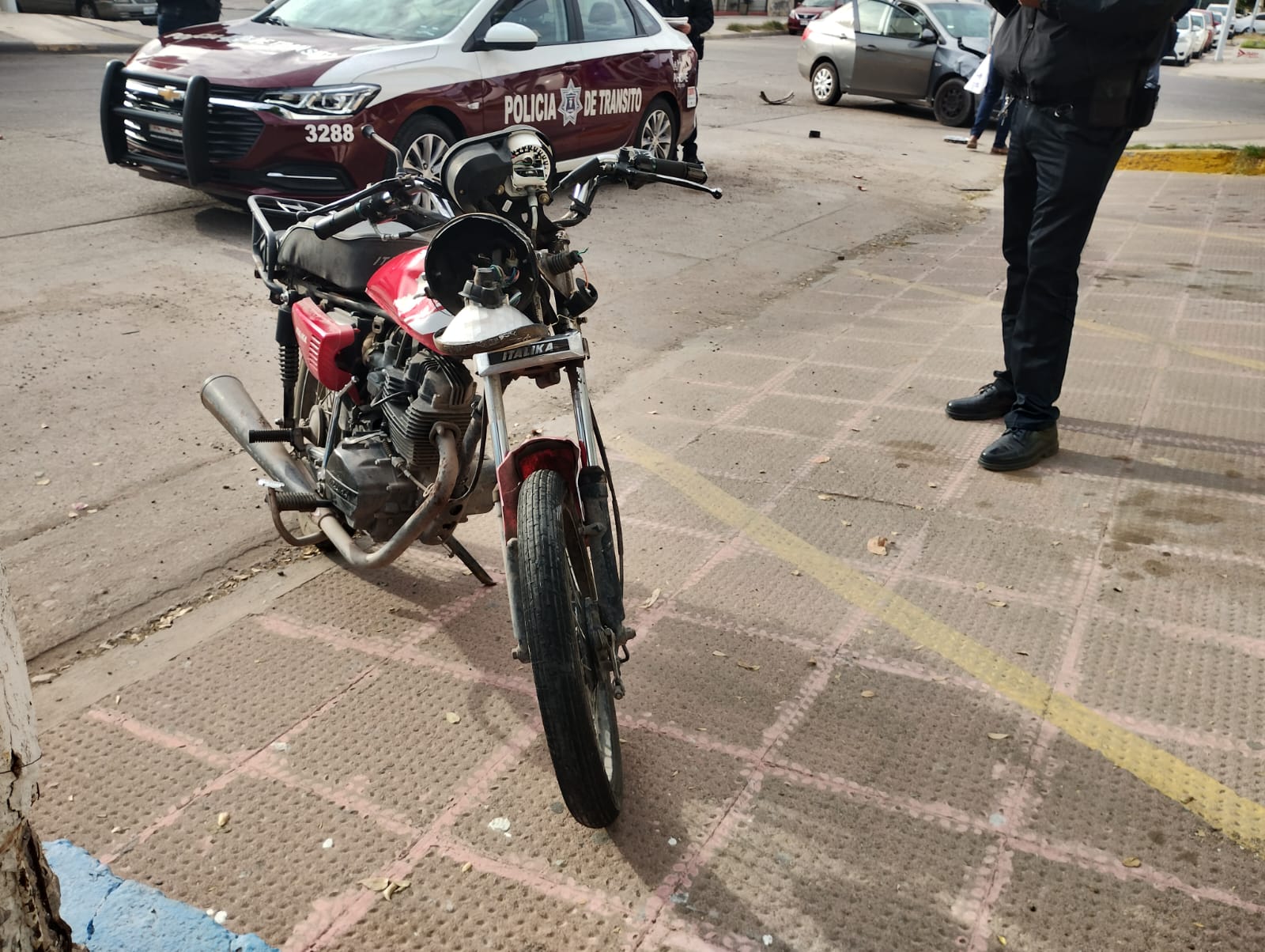 Accidente en los cruces de Madero y Mina en el sector centro de Los Mochis deja un motociclista lesionado