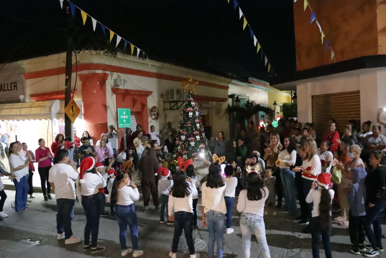 Adornan Rosario de Navidad en espera de Santa Claus
