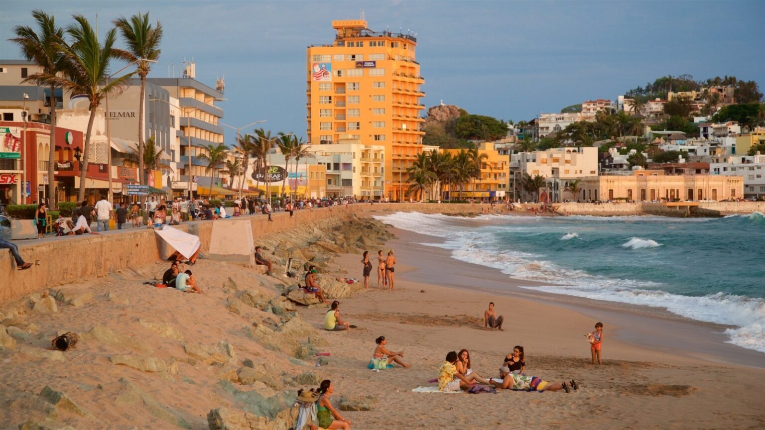 Afirma alcalde de Mazatlán que le encontrarán solución a la gran contaminación de la Playa Olas Altas