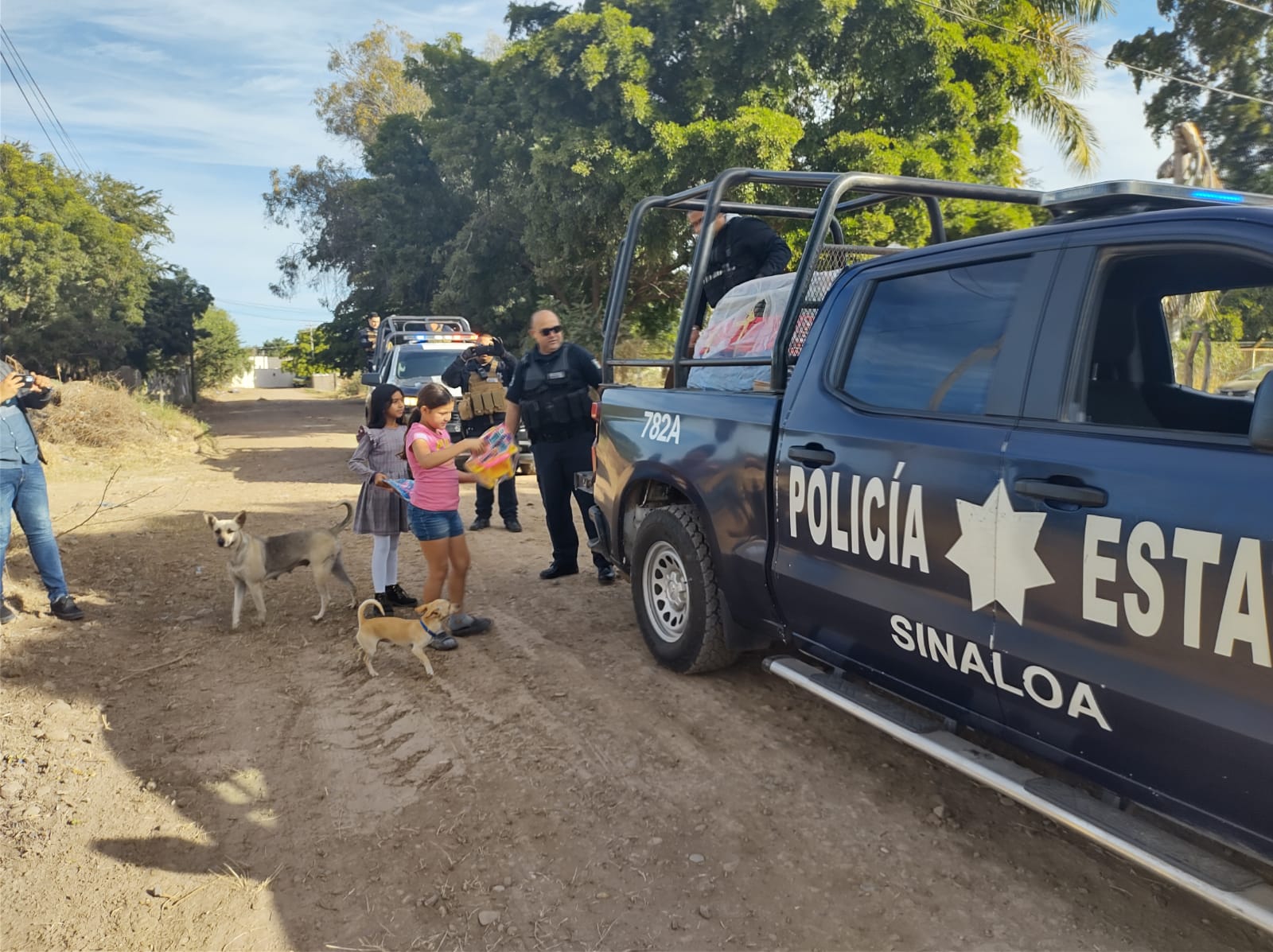 ¡Regalan sonrisas! Agentes de Seguridad Ciudadana de Guasave llevan juguetes a niños en sectores vulnerables