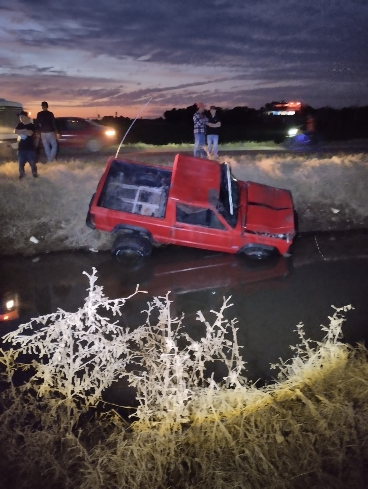 Agustín cayó en su Cherokee al Canal 27, en Guasave; logró salir ileso