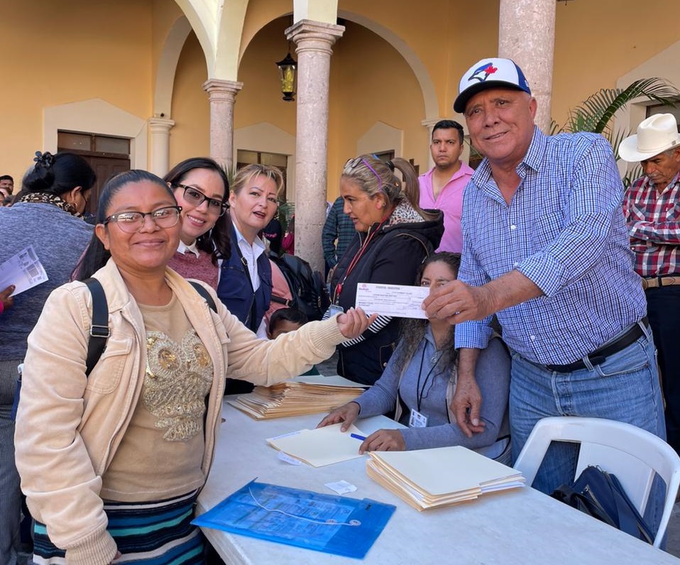 Alcalde Gildardo Leyva Ortega hizo entrega del programa Proyectos Agropecuarios para Mujeres