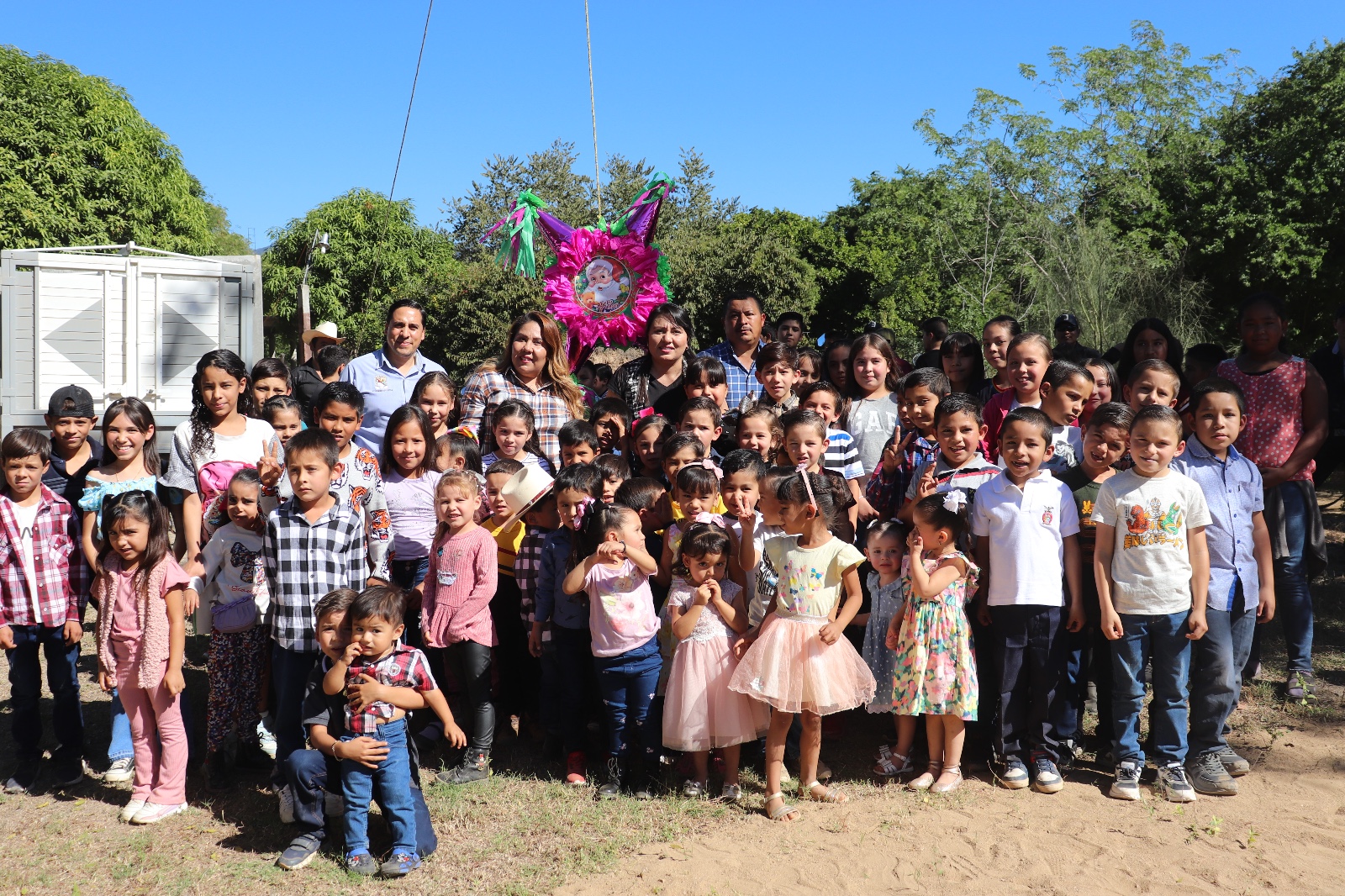 ¡Les llegó la Navidad! Alcalde de Badiraguato festeja con familias de Otatillos y Ciénega de los Lara