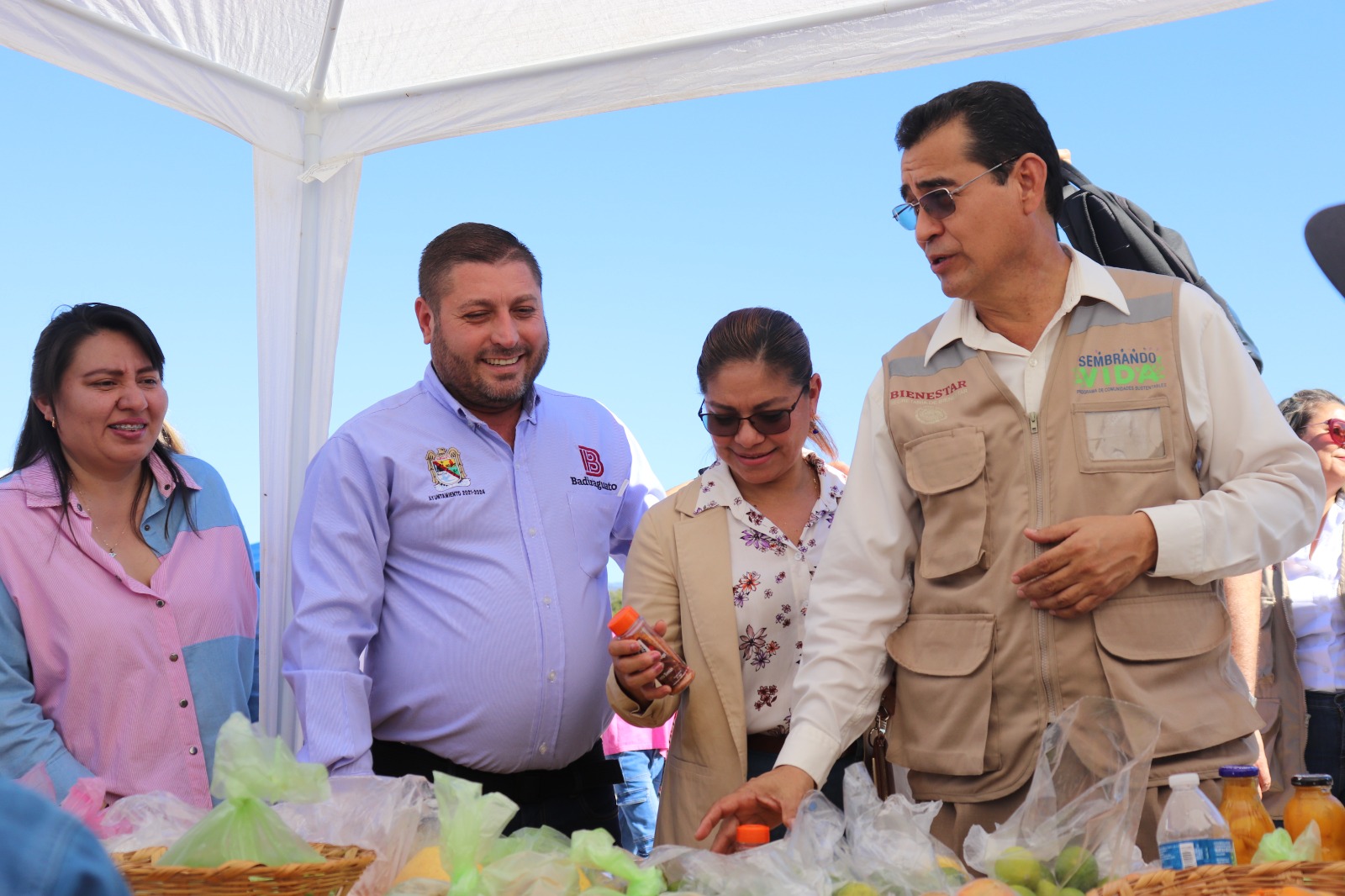 Alcalde de Badiraguato recorre el segundo Tianguis Campesino; reconoce el programa ‘Sembrando Vida’