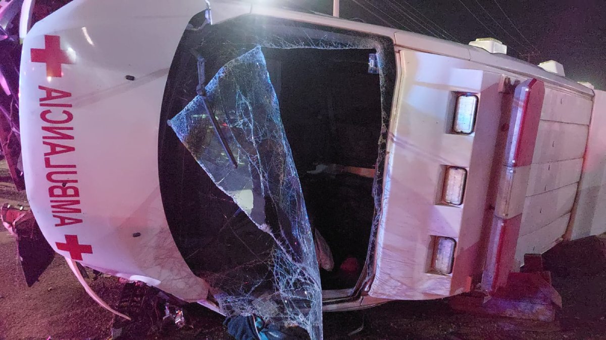 Paramédicos de Cruz Roja de Eldorado chocan en Culiacán y termina volcados en la ambulancia