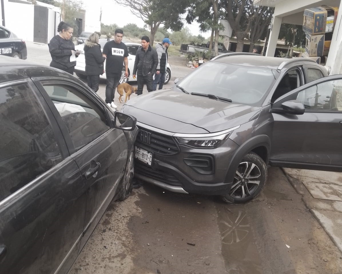 Aparatoso choque deja solo daños materiales en el Fraccionamiento Santa Fe en Guasave