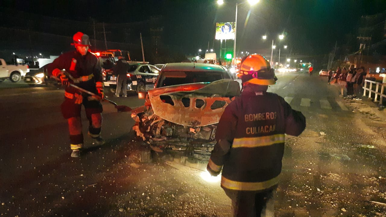Aparatoso choque entre dos vehículos sobre el bulevar Jesús Kumate de Culiacán deja dos lesionados