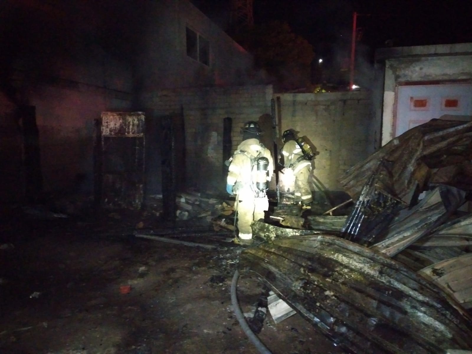 Incendio consume en su totalidad un cuarto de una vivienda en la Zona Industrial de Los Mochis