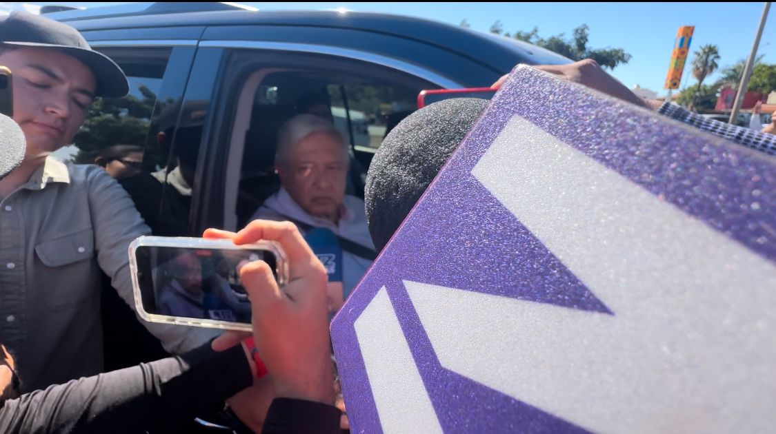 Arriba AMLO al CRIT en Mazatlán; evita entrevistas