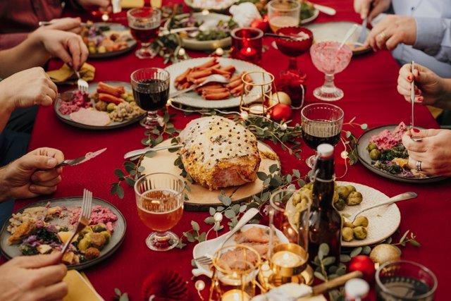 ¿Te diste un ‘atracón’ en Navidad? Esto debes comer después de la cena para evitar la indigestión