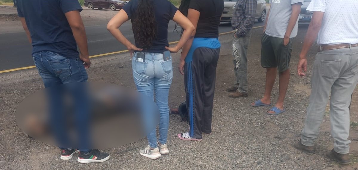 Atropellan a motociclista en la México 15 en San Miguel Zapotitlán, Ahome