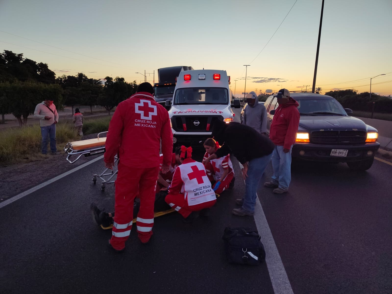 Atropellan a una mujer que intentó cruzar la carretera México 15, en Guasave