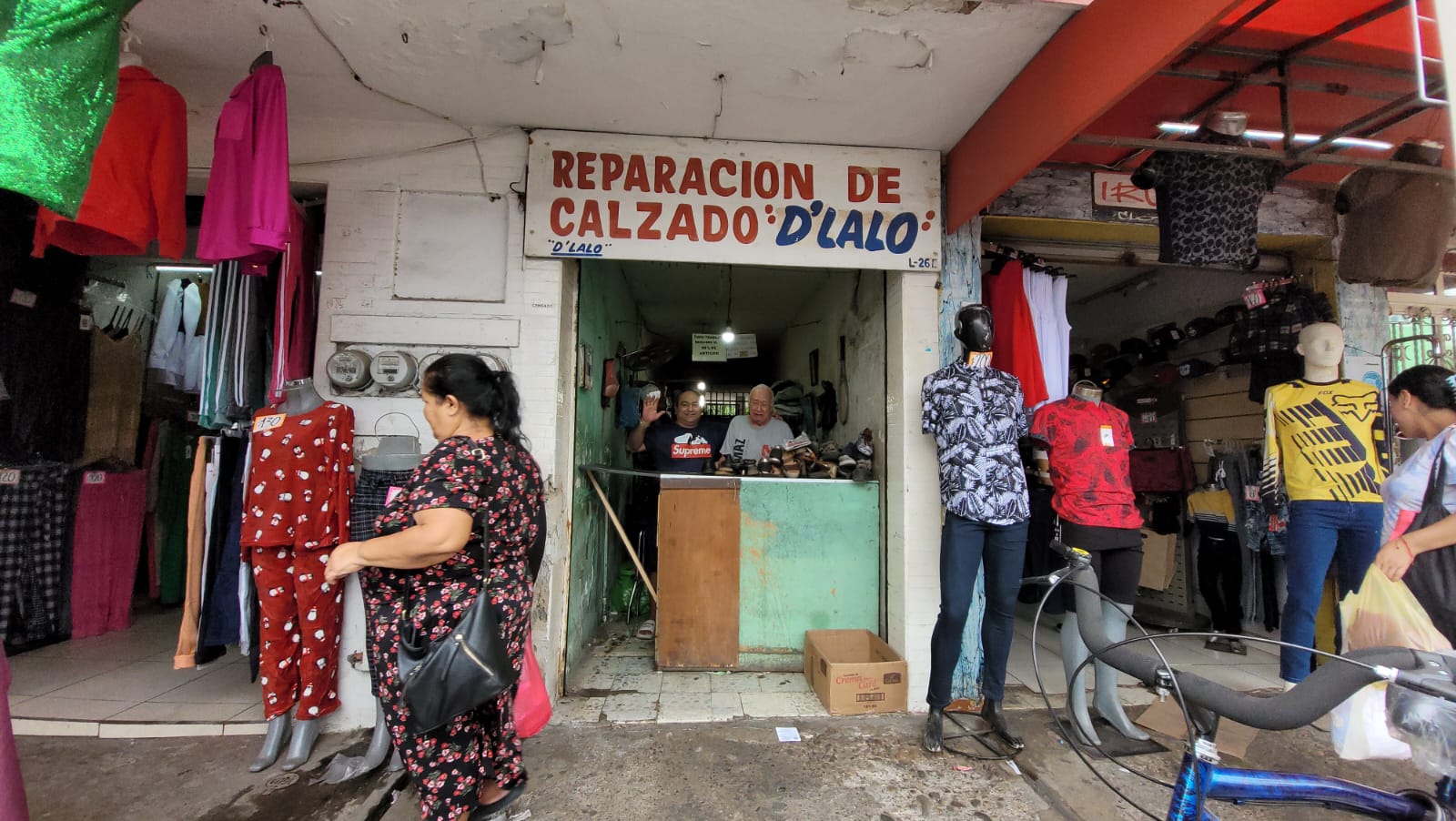 Aumentan las visitas con el reparador de zapatos en diciembre, cuenta don Eduardo, zapatero de Mazatlán