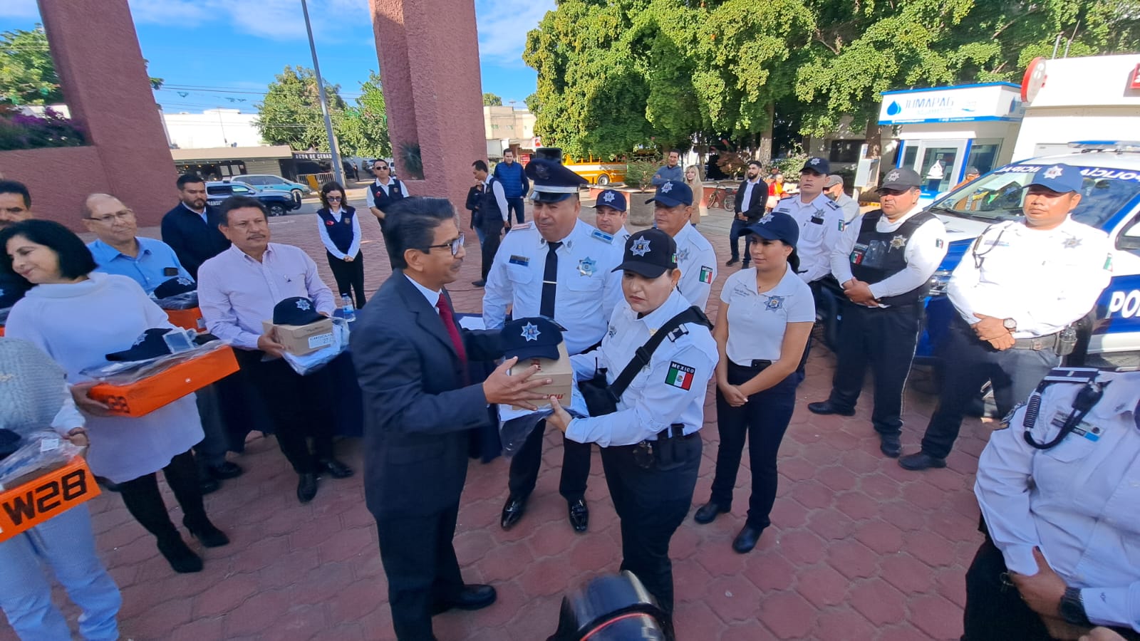 Autoridades municipales de Guasave entregan 11 patrullas, uniformes y ascensos a la SSC