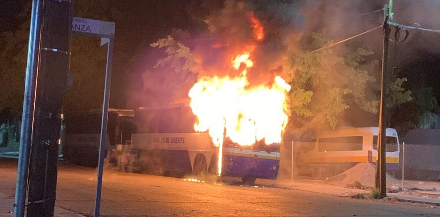Se incendia estacionado un camión foráneo en el Centro de Culiacán