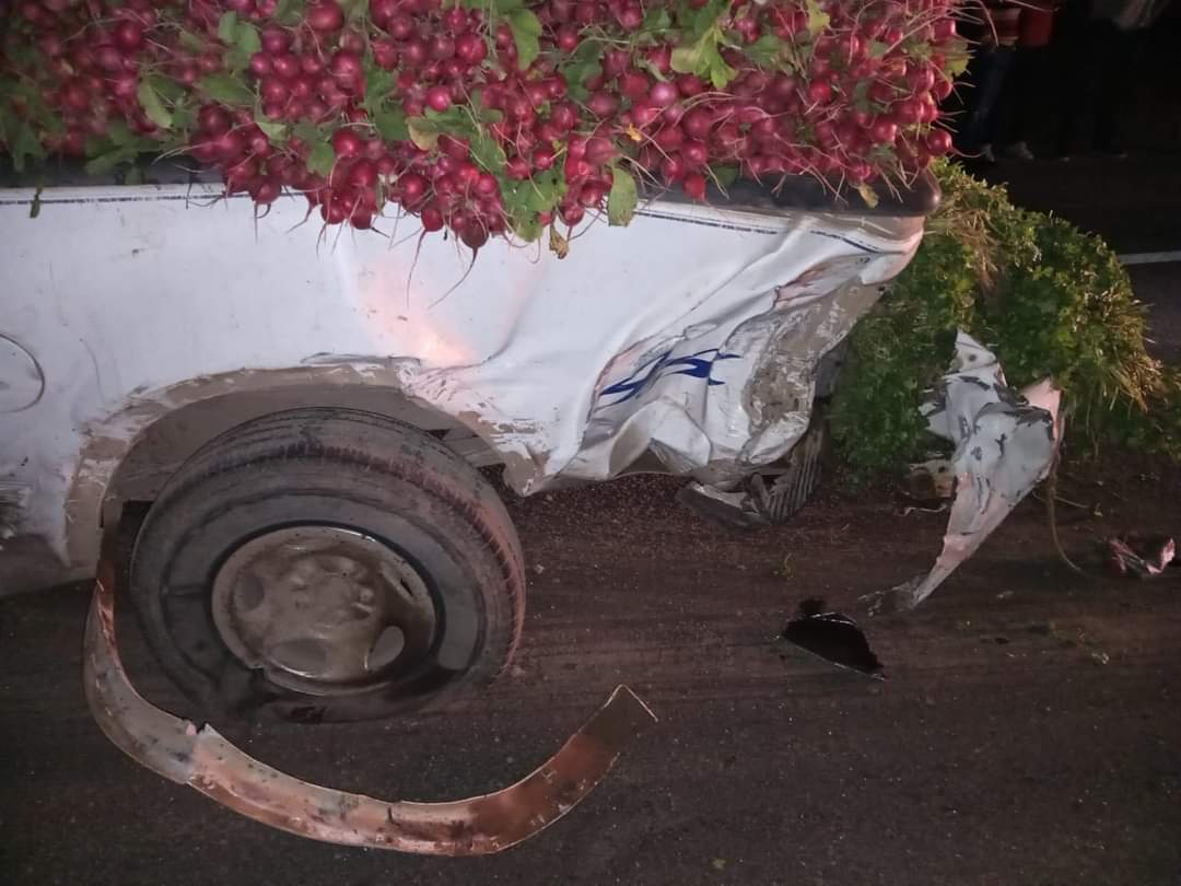 Camioneta cargada de rábanos termina impactada por un automóvil al sur de Mazatlán