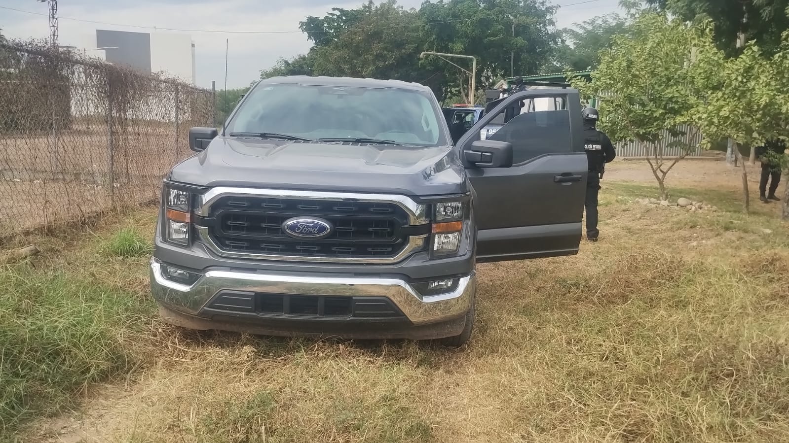 Camioneta con reporte de robo en Estados Unidos, es recuperada por policías estatales en La Campiña, Culiacán