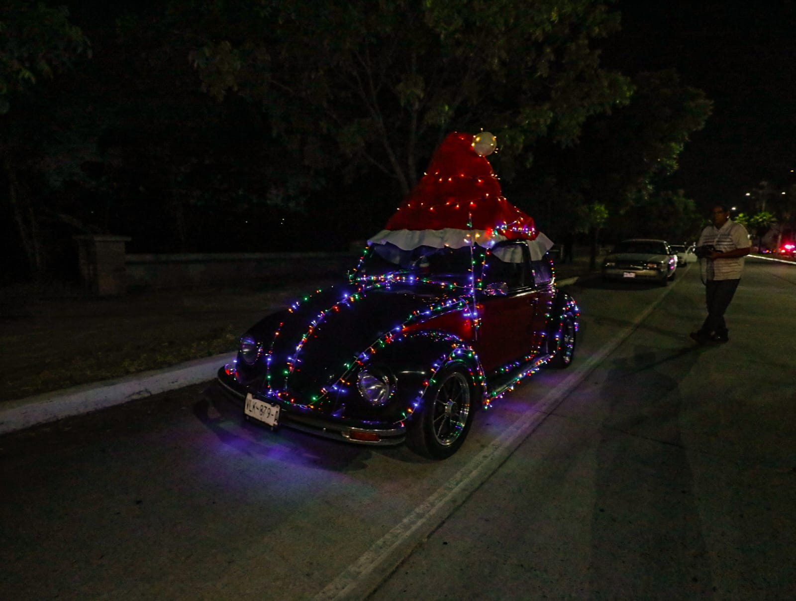 Clubes de carros cautivan a culiacanenses con desfile navideño, previo a la Expo Auto 2023
