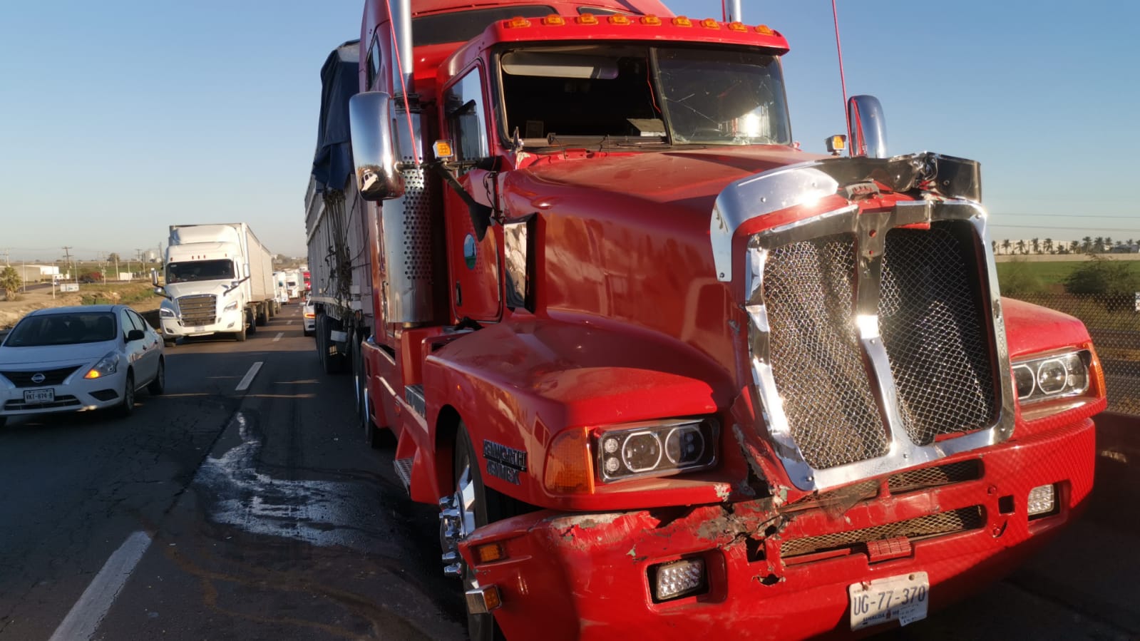 Choque de tráileres provoca caos vial en el puente de desnivel de la zona industrial en Los Mochis